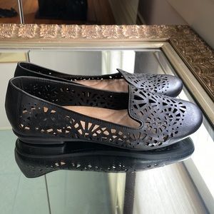 Earth shoes black leather loafer flats with decorative perforations. Size 10.